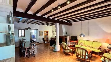 Een televisie en boeken