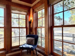 Interior - Happy Oaks Cabin Retreat on stunning acreage with trees, ponds, walking trails. (Fort Worth)