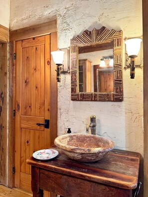 Haartrockner, Handtücher, Seife, Toilettenpapier