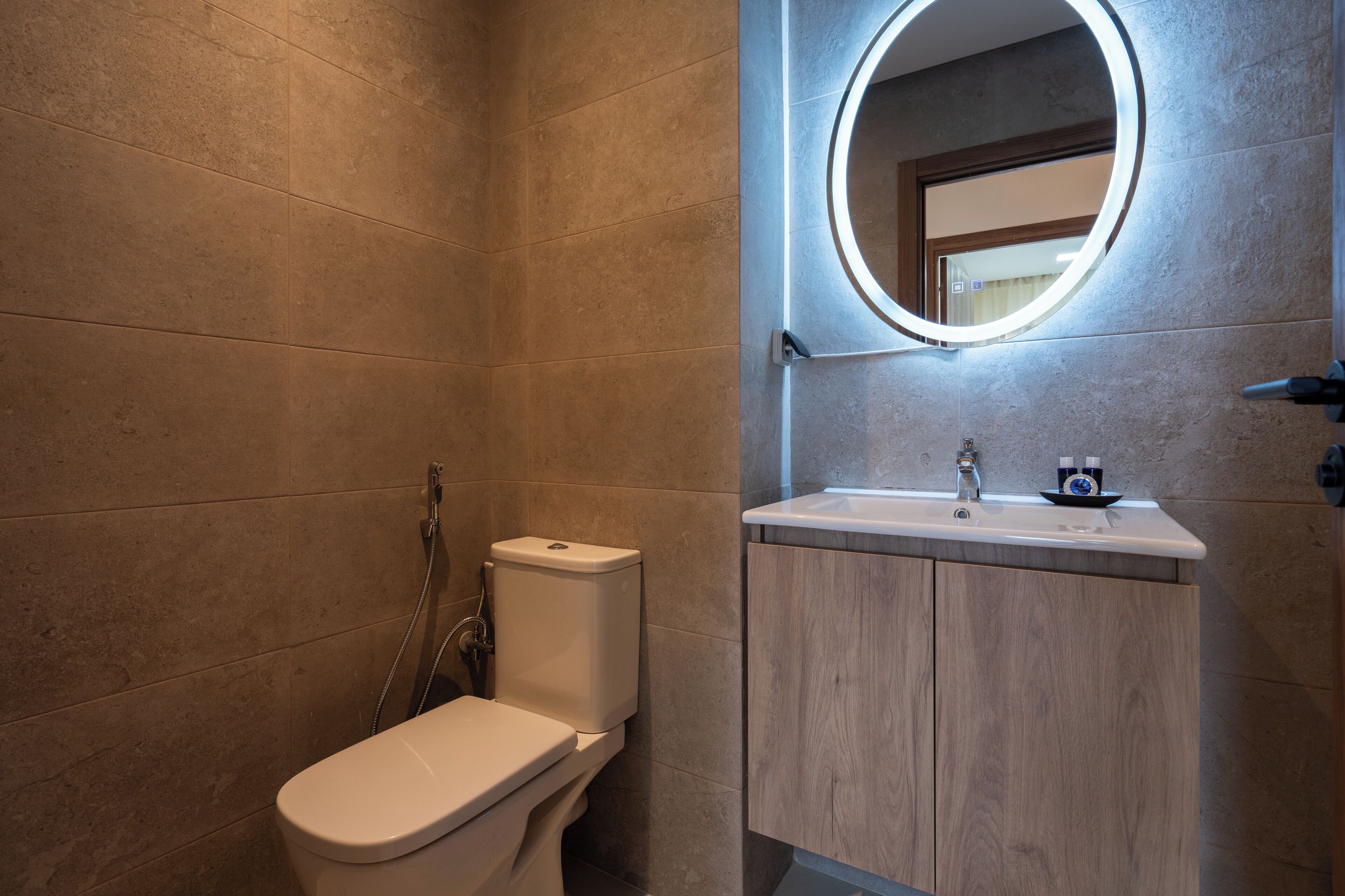 Douche, serviettes fournies, savon, shampoing