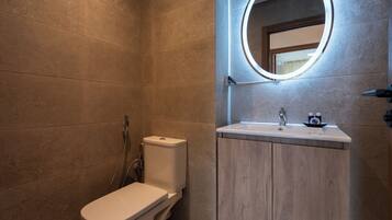 Douche, serviettes fournies, savon, shampoing