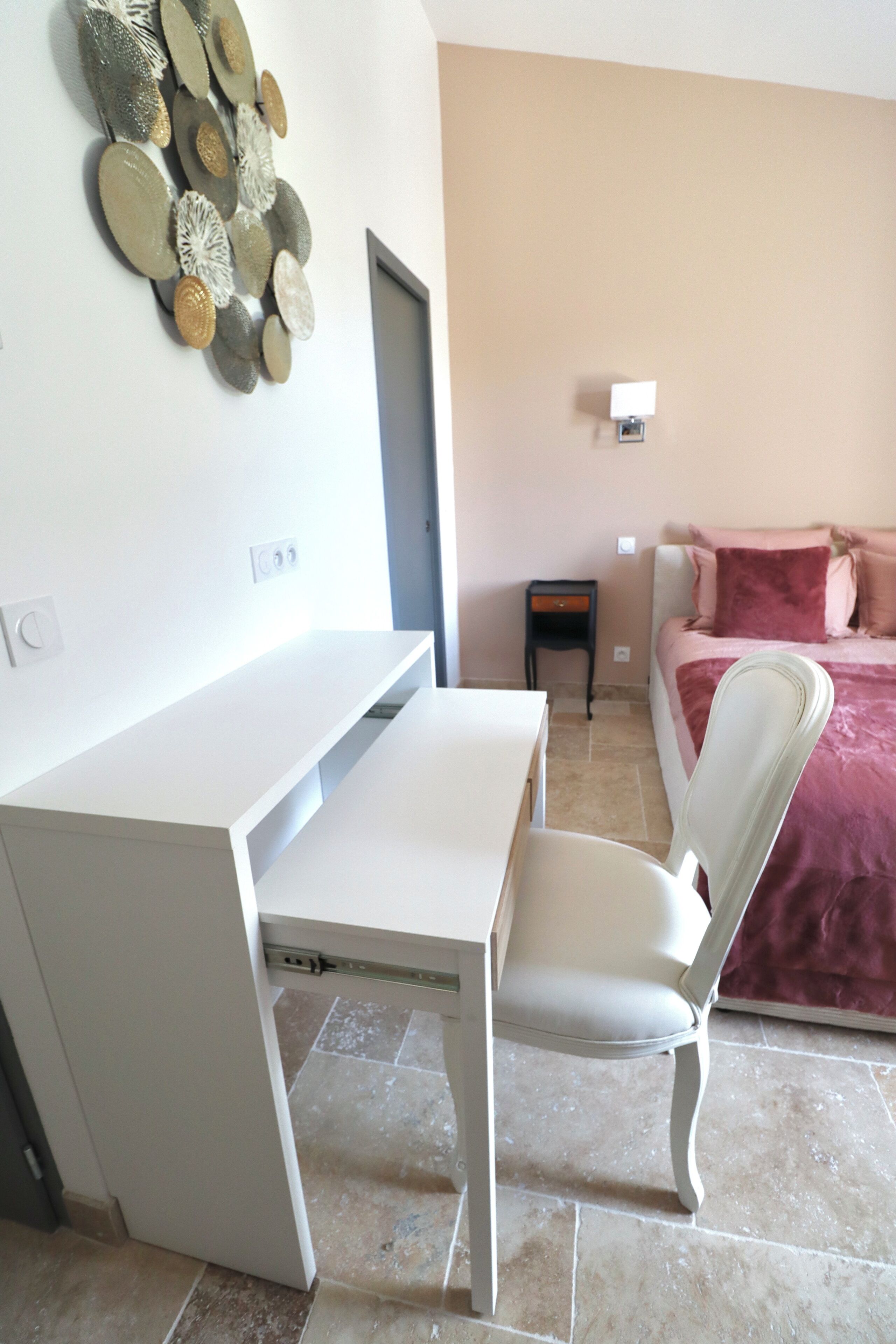 Ein Schlafzimmer mit einem Bett, einem Schreibtisch und einem Stuhl.