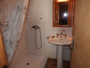 Douche, séchoir à cheveux, serviettes fournies, papier de toilette