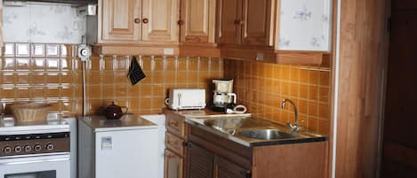 Fridge, oven, stovetop, electric kettle
