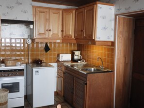 Frigorífico, horno, placa de cocina y hervidor eléctrico