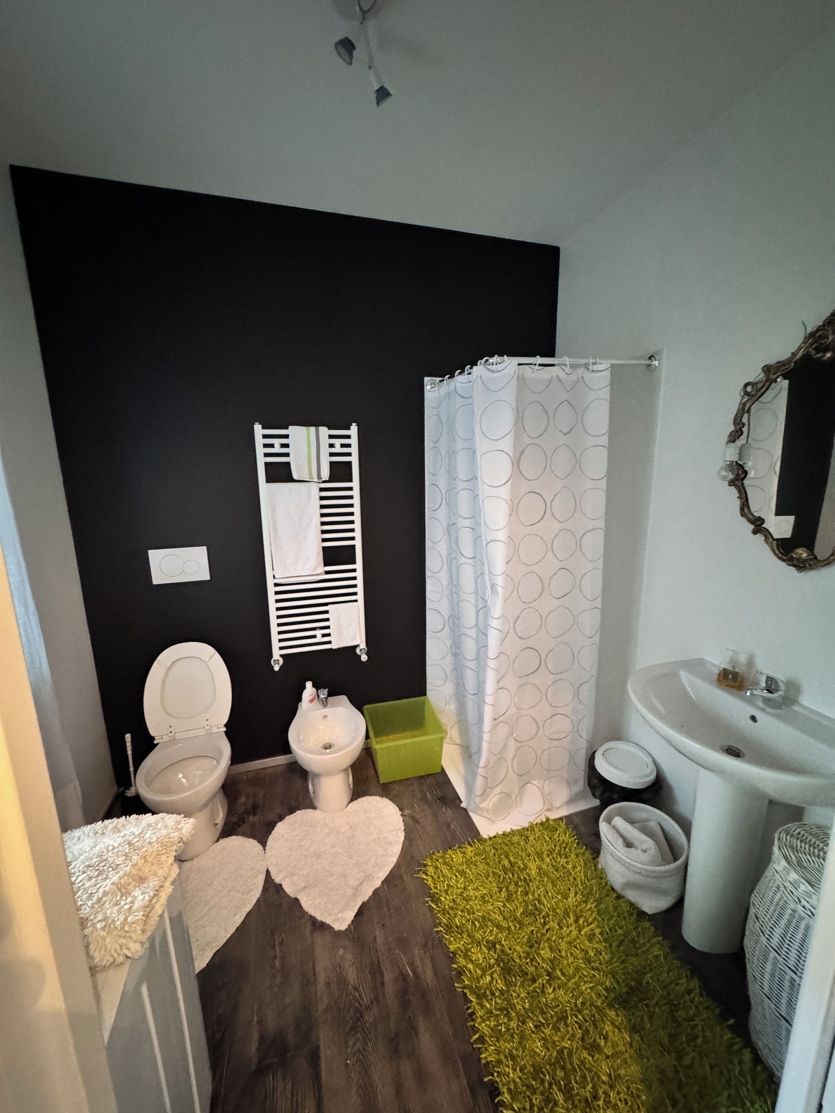 Een douche, een haardroger, een bidet, handdoeken