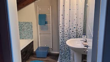 Bruser, hårtørrer, bidet, håndklæder