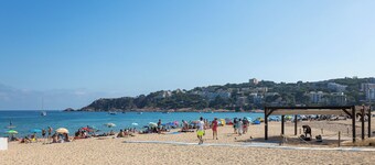 Just 2 steps from San Pol Beach! SeaBreezeHeaven: Terrace BBQ, Sea & Pool Views