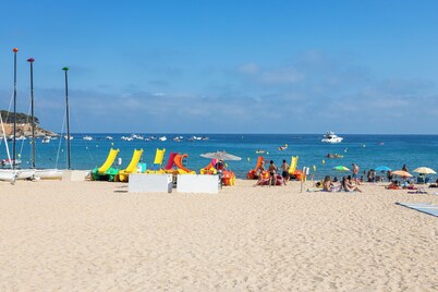 Just 2 steps from San Pol Beach! SeaBreezeHeaven: Terrace BBQ, Sea & Pool Views