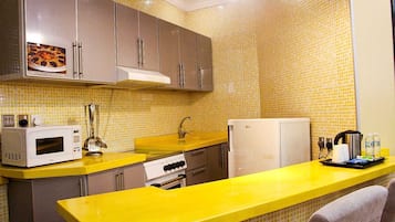 Frigobar, microondas, placa de cocina