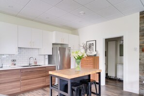 Private kitchen - Perfect SLOCAN Getaway Suite - Beach - Hike - Bike (Slocan)