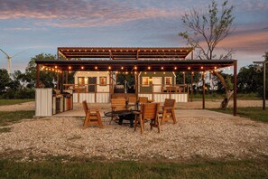 Outdoor dining - Cozy Cabin in the Country, 25 mins from Waco, Texas (Mart)