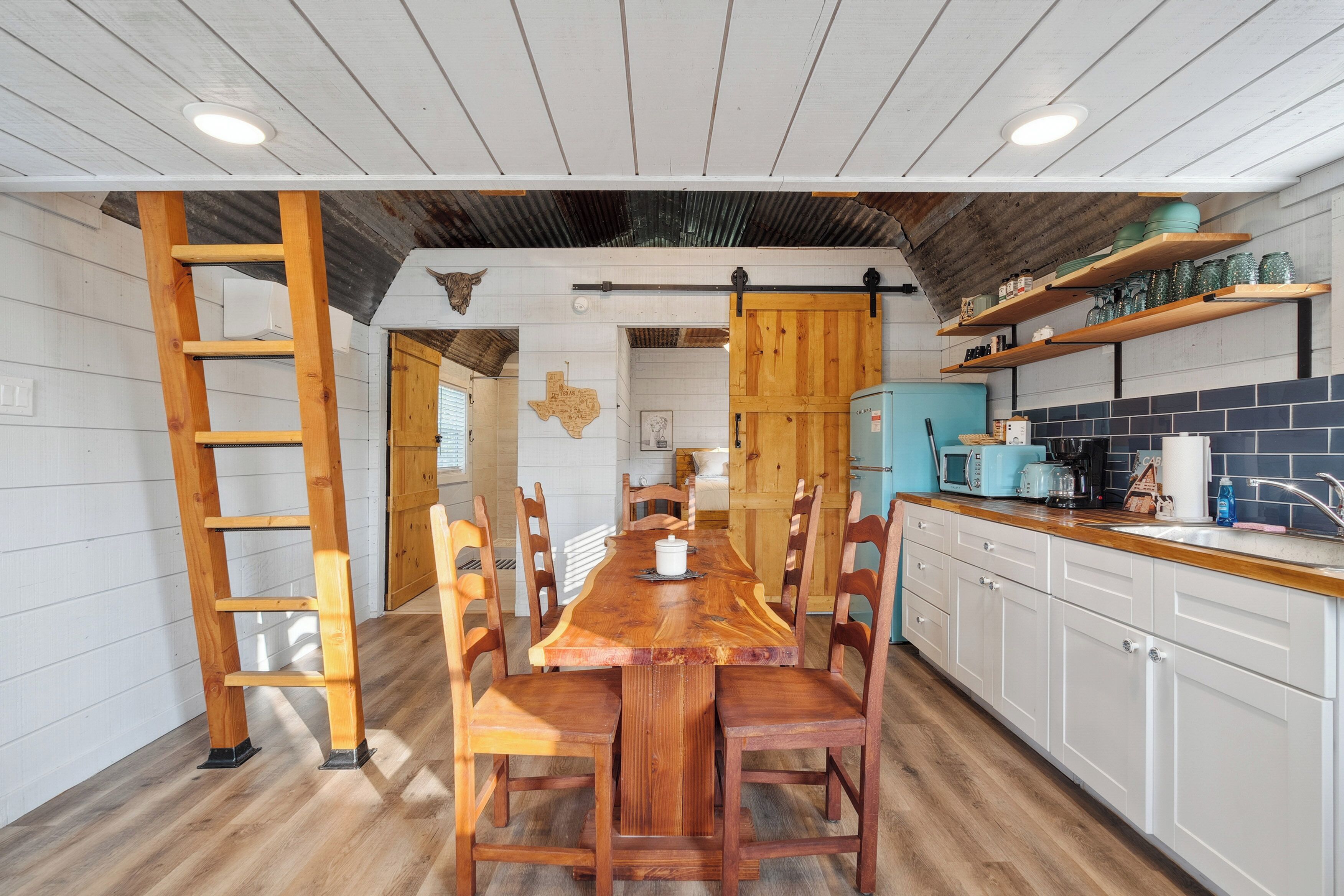 Frigorífico, microondas, placa de cocina y cafetera o tetera