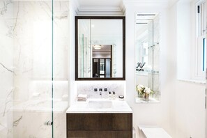 Baignoire et douche séparées, baignoire profonde, serviettes fournies