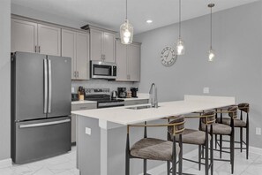 Fridge, microwave, oven, stovetop - 5 Bedrooms/ 4 Bathrooms/ Storey Lake (4851 RC) (Kissimmee)