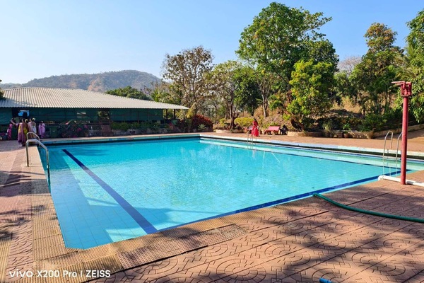 2 outdoor pools