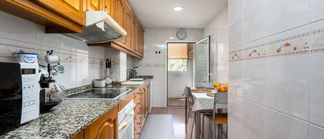 Mikroaaltouuni, uuni, liesi