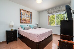 1 habitación, tabla de planchar con plancha, wifi y ropa de cama 