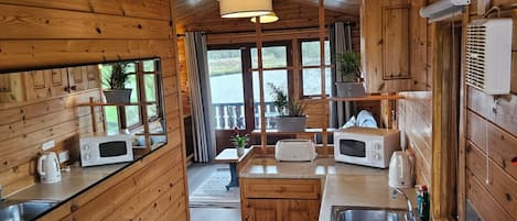Kylskåp, mikrovågsugn, ugn och spishäll