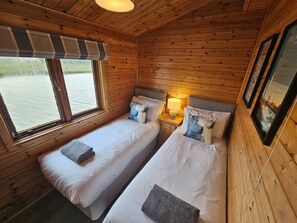 2 bedrooms, free WiFi, bed sheets - Ant River Lodge Houseboat (Low Street)