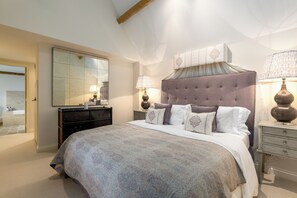 3 bedrooms, desk, iron/ironing board, travel crib