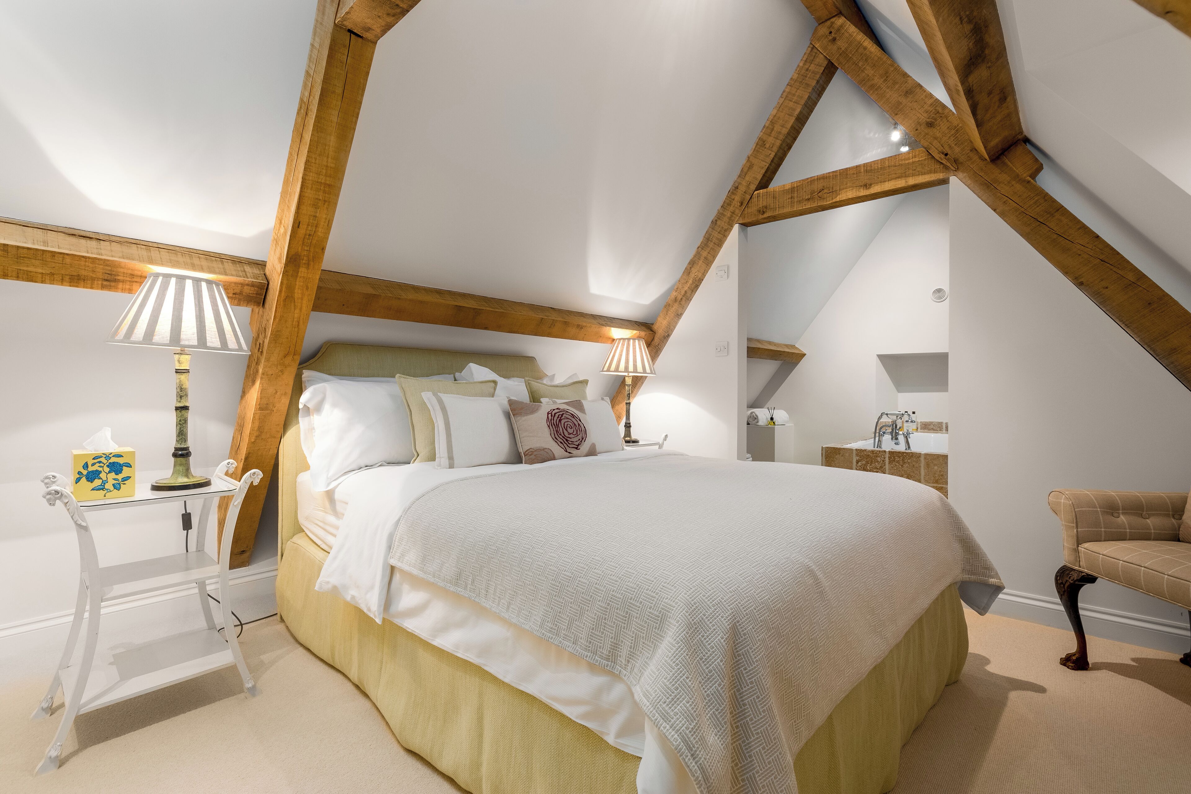 3 habitaciones, escritorio y tabla de planchar con plancha 