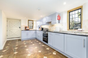 ثلاجة، ميكروويف، فرن، غسالة أطباق