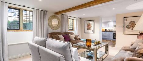 TV connectée, cheminée, livres