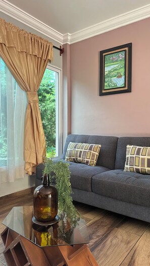 ห้องดับเบิล, ห้องน้ำส่วนตัว, ชั้นล่าง | เครื่องนอนระด  ับพรีเมียม, ผ้านวมขนเป็ด, เตารีด/โต๊ะรีดผ้า, Wi-Fi ฟรี