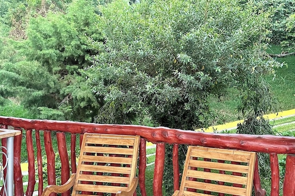 Chambre Familiale, salle de bains privée | Terrasse/Patio