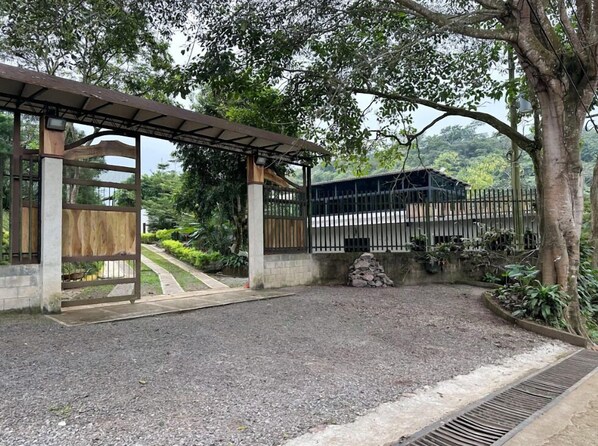 Vista frontal de la propiedad