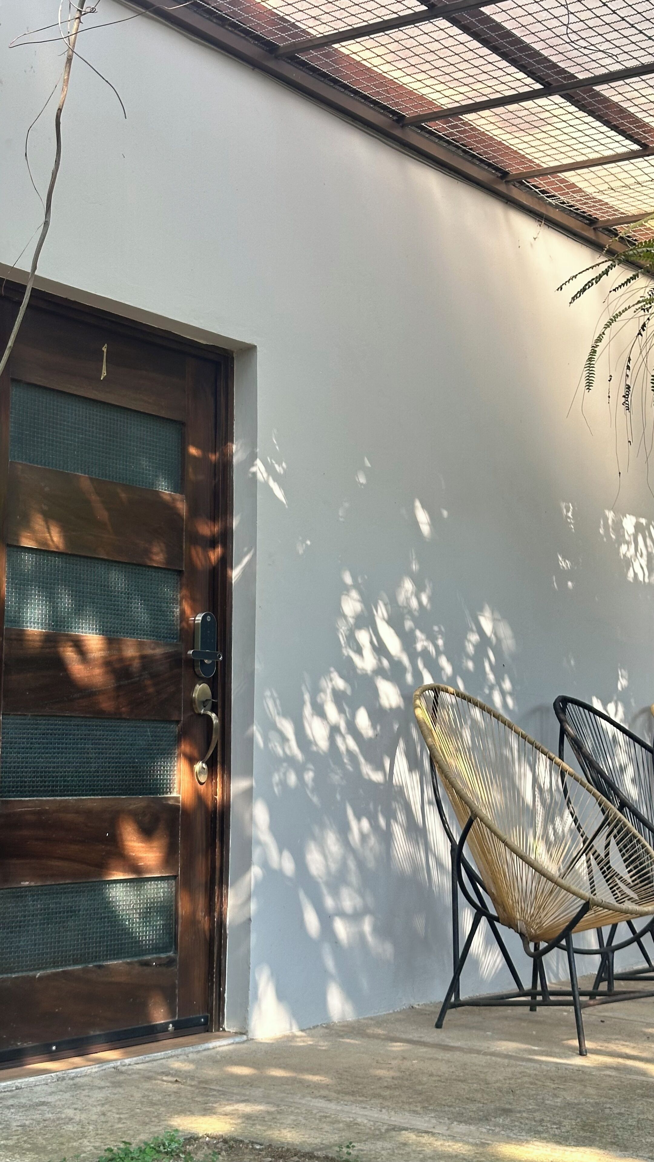 Una puerta con un panel texturizado, un tirador de metal y una cerradura.