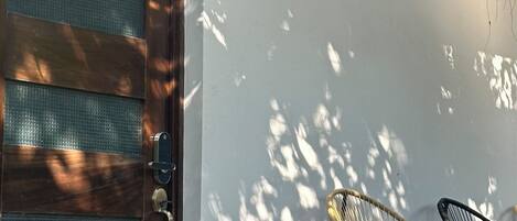 Une porte dotée d’un panneau à motifs, d’une poignée en métal et d’un trou de serrure.