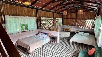 Cubrecamas, tabla de planchar con plancha, wifi gratis y ropa de cama