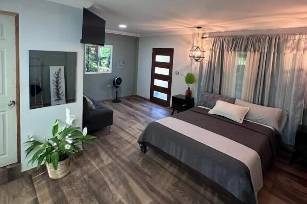 Cubrecamas, tabla de planchar con plancha, wifi gratis y ropa de cama
