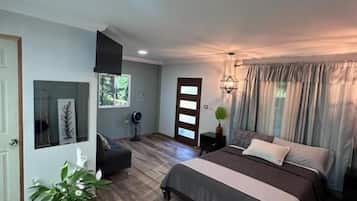 Cubrecamas, tabla de planchar con plancha, wifi gratis y ropa de cama