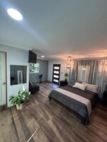 Cubrecamas, tabla de planchar con plancha, wifi gratis y ropa de cama 