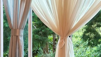 Standard dubbelrum - privat badrum - bottenvåning | Duntäcken, strykjärn/strykbräda, gratis wi-fi och sängkläder