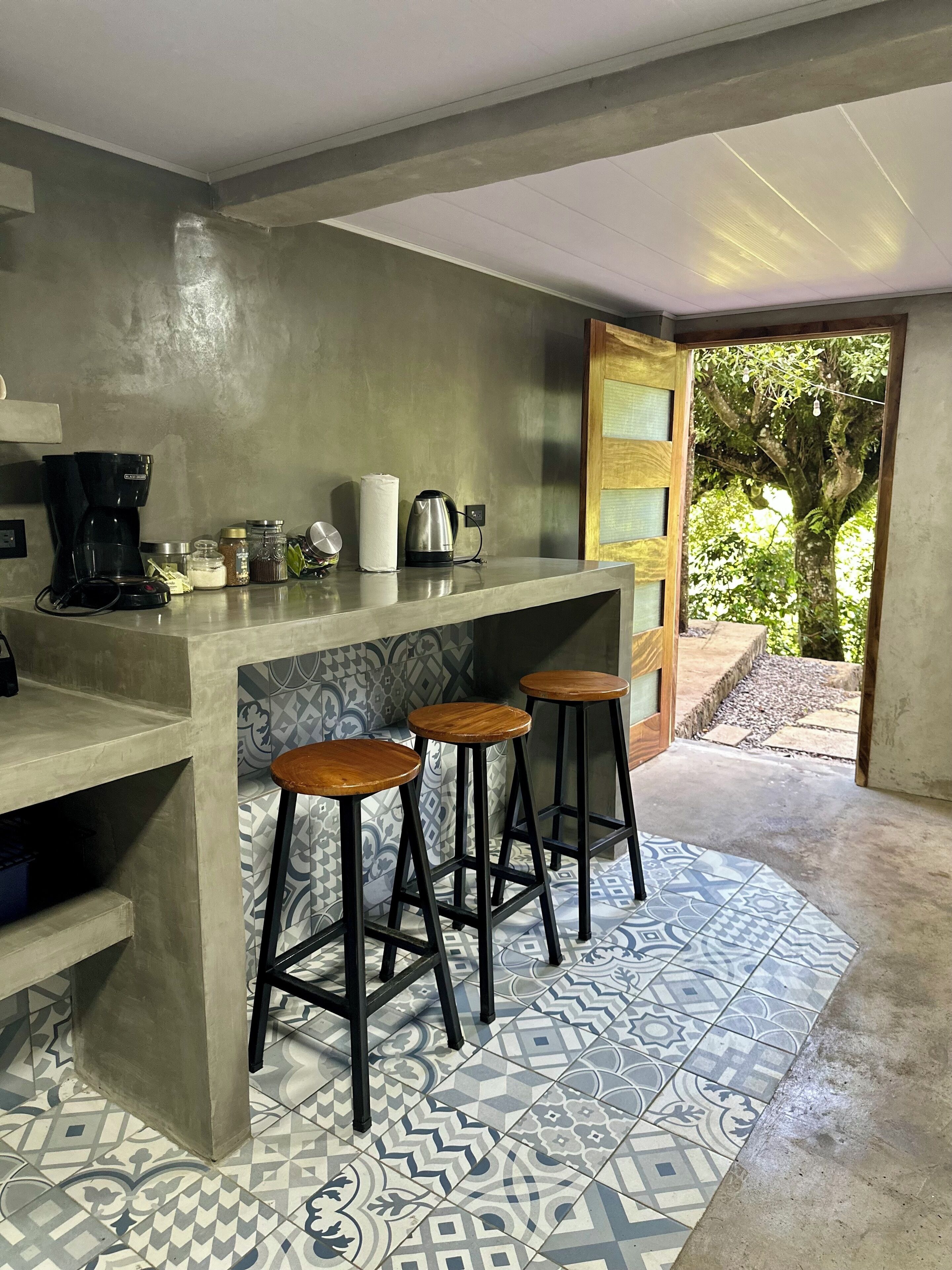 Réfrigérateur, micro-ondes, plaque de cuisson, grille-pain