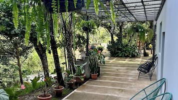 Quarto quádruplo standard, banheiro privativo, no piso térreo | Terraço/pátio