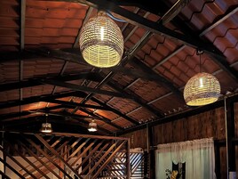 Cubrecamas, tabla de planchar con plancha, wifi gratis y ropa de cama 