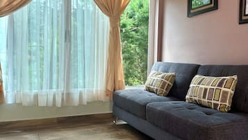 Quarto casal standard, banheiro privativo, no piso térreo | Edredons de pluma, ferros/tábuas de passar roupa, Wi-Fi de cortesia