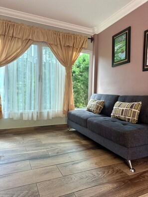 Kahden hengen standard-huone, oma kylpyhuone, pohjakerroksessa | Untuvapeitot, silitysrauta/-lauta, ilmainen Wi-Fi, vuodevaatteet