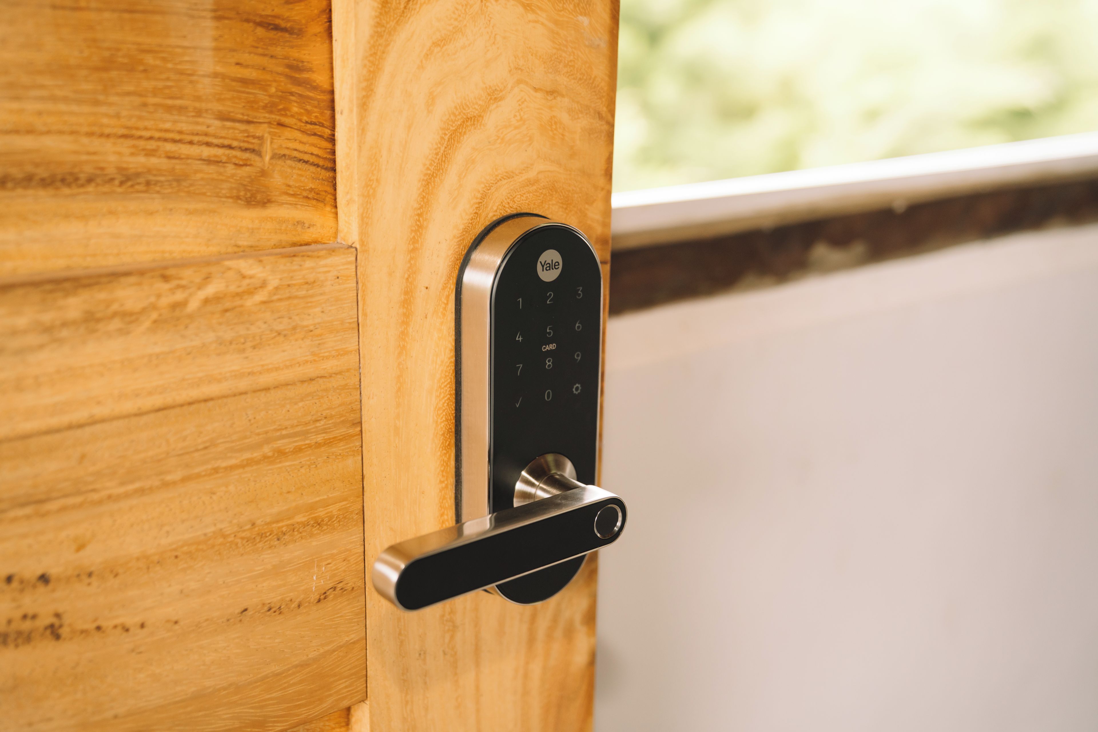 Une porte moderne dotée d’une serrure électronique sans clé.
