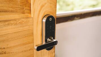 Une porte moderne dotée d’une serrure électronique sans clé.