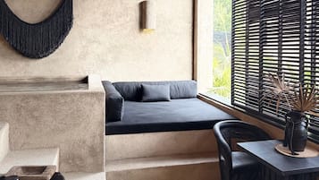 Penthouse, balcón, vista parcial al océano | Vista a la playa o el mar