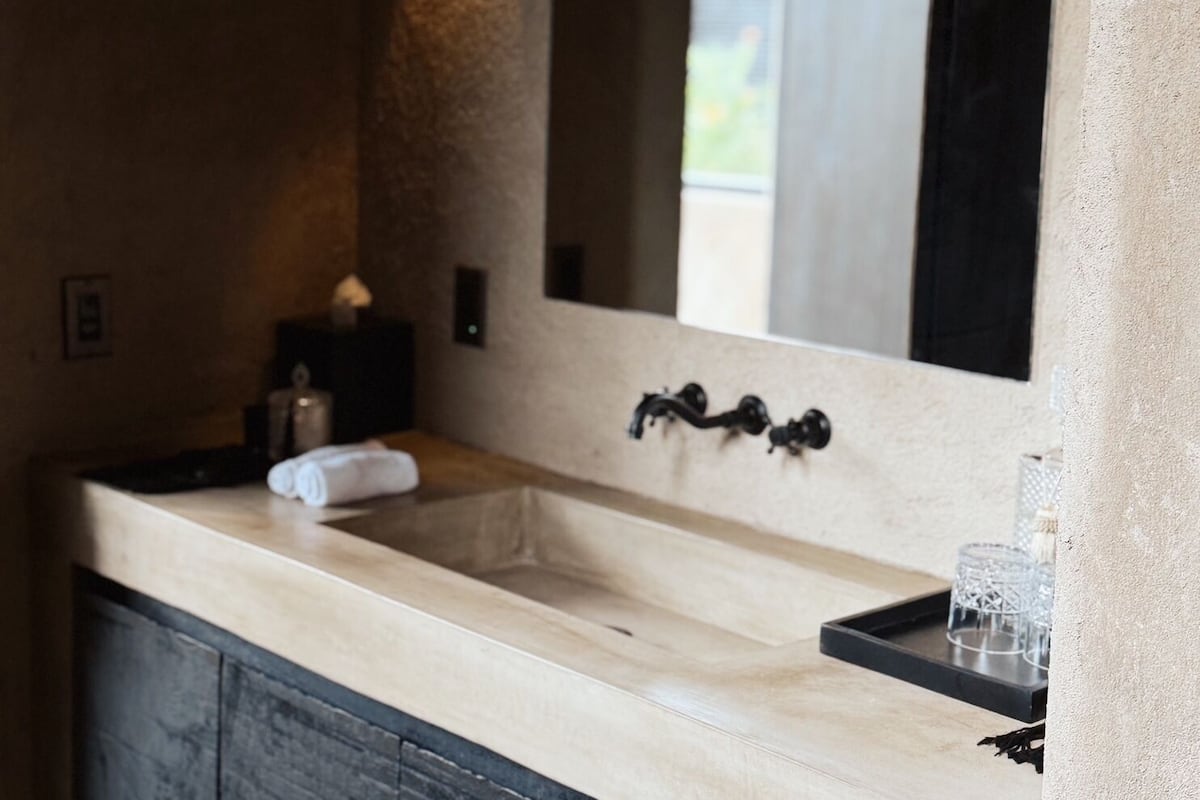 Pengering rambut, jubah mandi, handuk, dan sabun