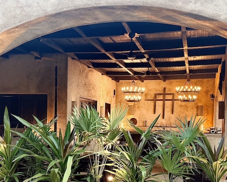 Exterior. Casa Saint George