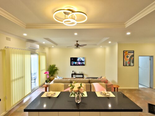 F2 - Pool, Inverter, Gym, Pavilion, Wifi, Perfect for Kids - Ibex Meanwood!