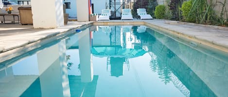 Una piscina al aire libre